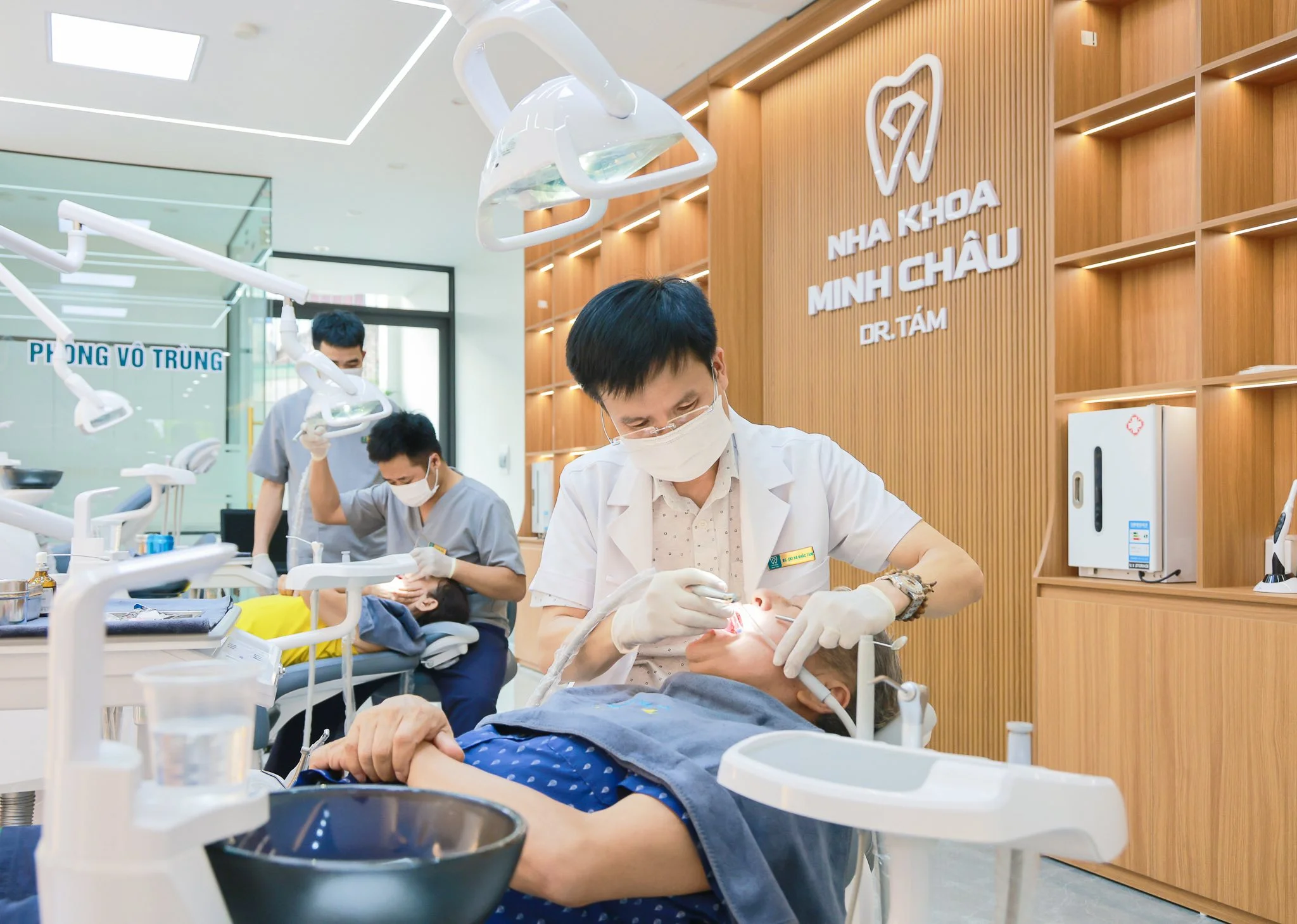 Bác sĩ Tám đang thao tác xử lý răng cho khách