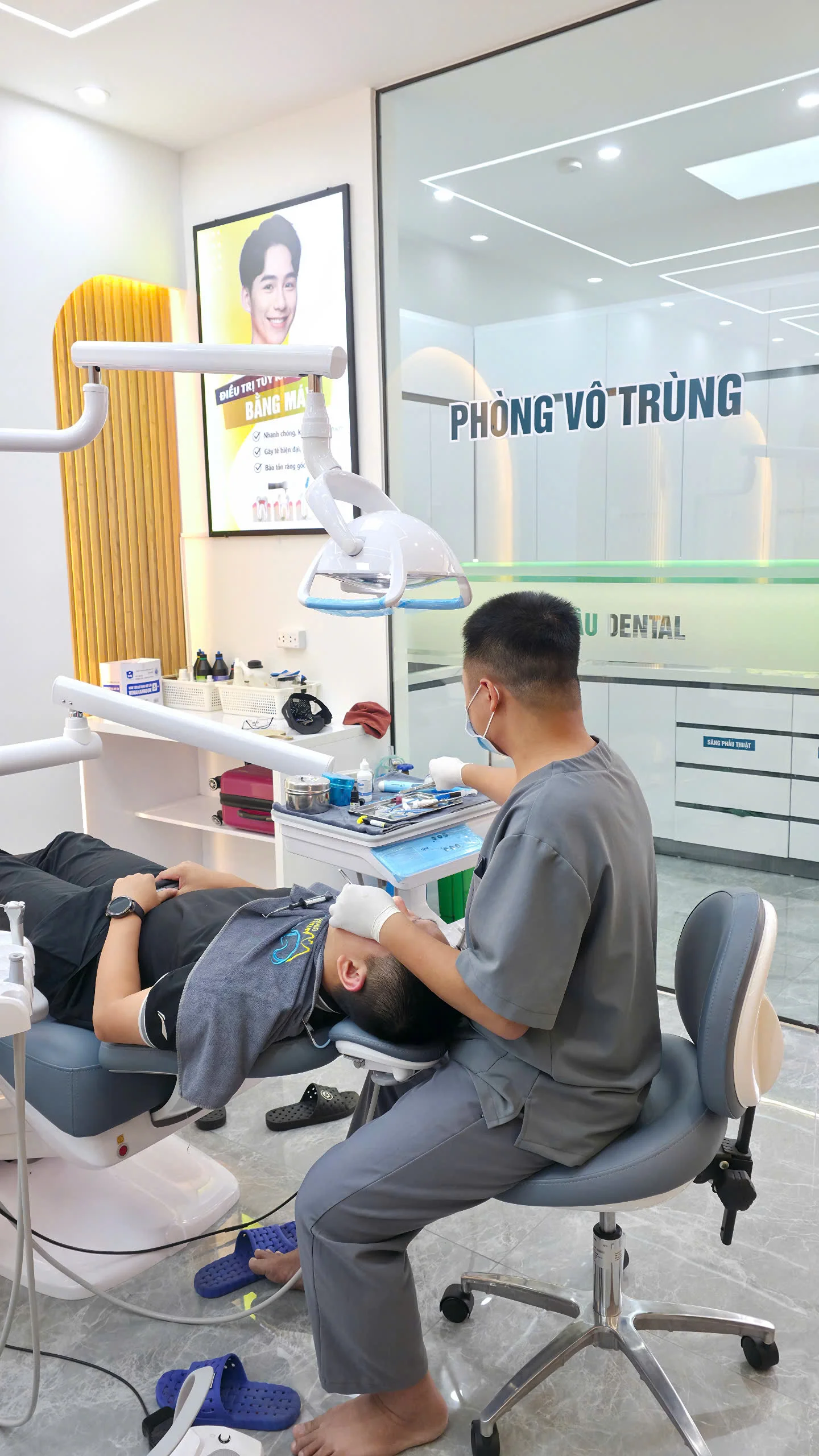 Nha khoa Minh Châu DR Tám - Thực hiện làm răng cho khách trong môi trường vô trùng